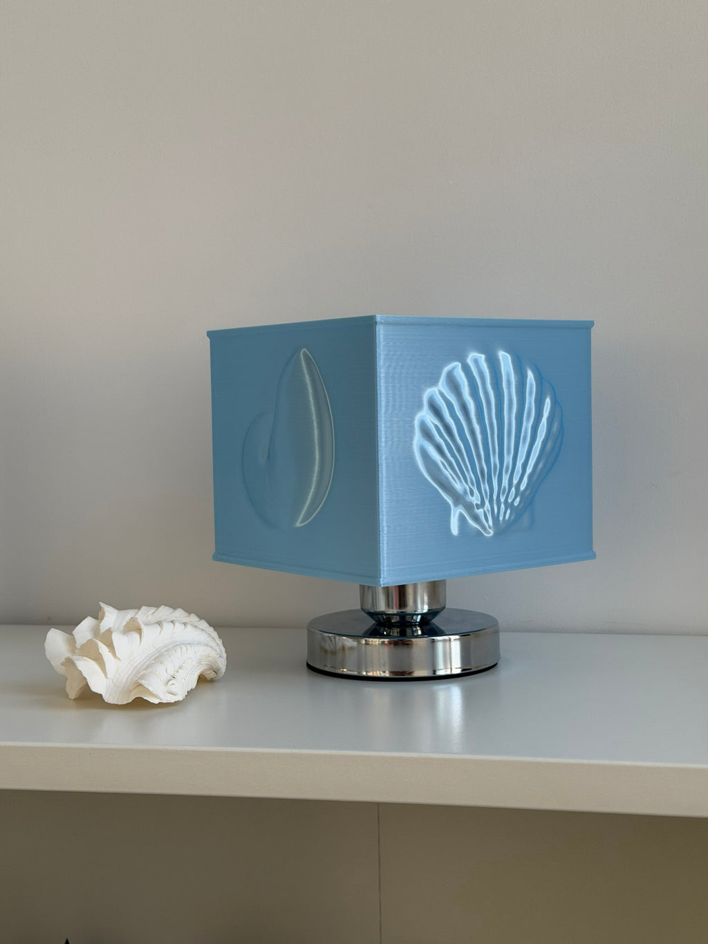 ingo | "Oceanic Echo" Shell Bas-Relief Table Lamp – 3D Sculpted Ambient Lighting with Metal Base & Gift Box