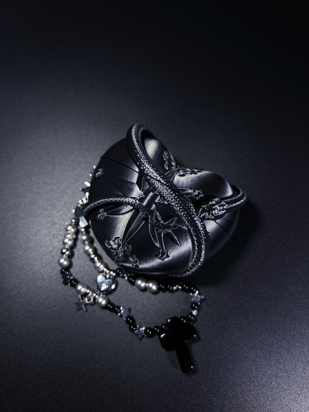 Black Silver Serpent Heart AirPods 4 Protective Case