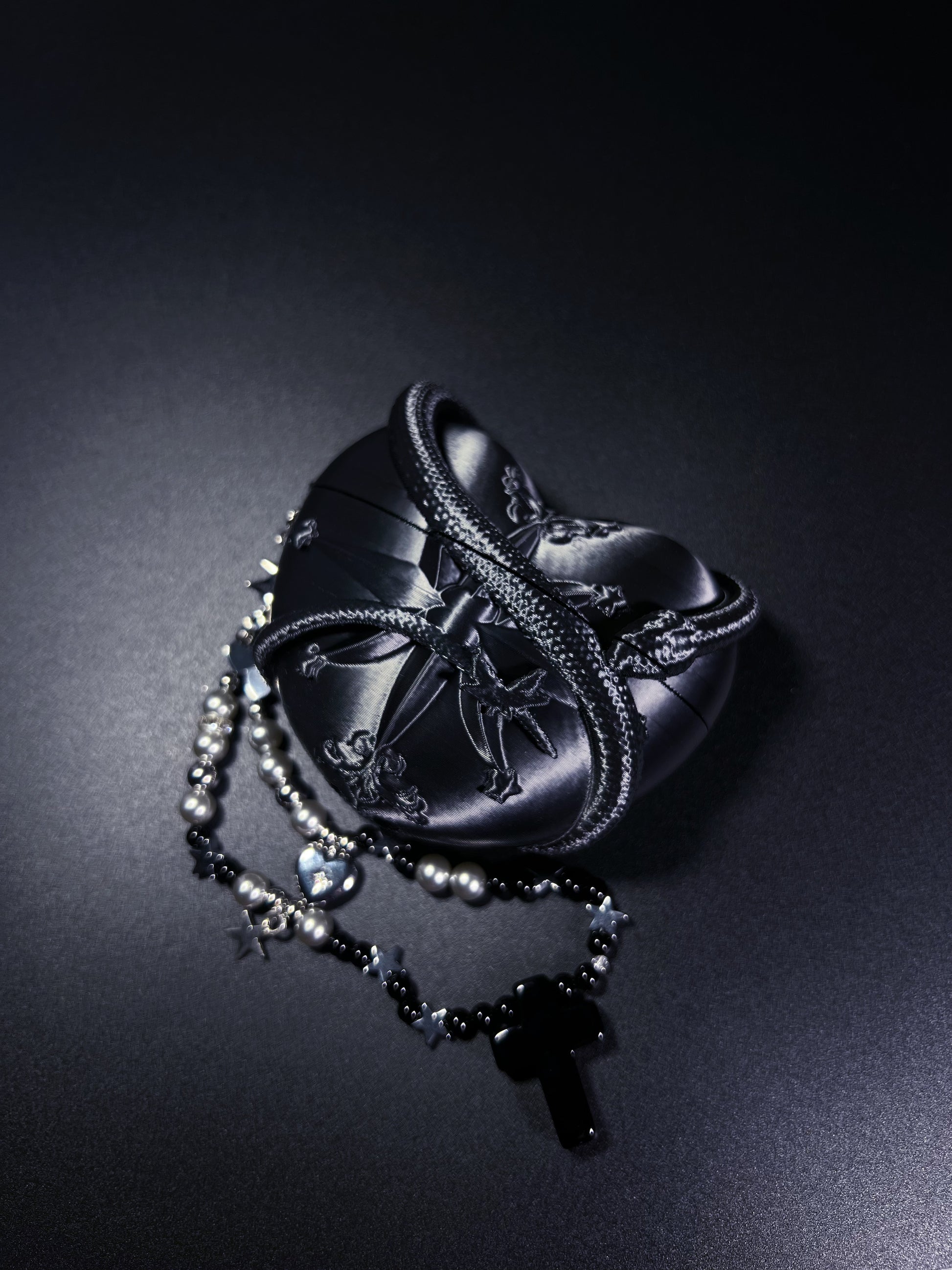 Black Silver Serpent Heart AirPods 4 Protective Case