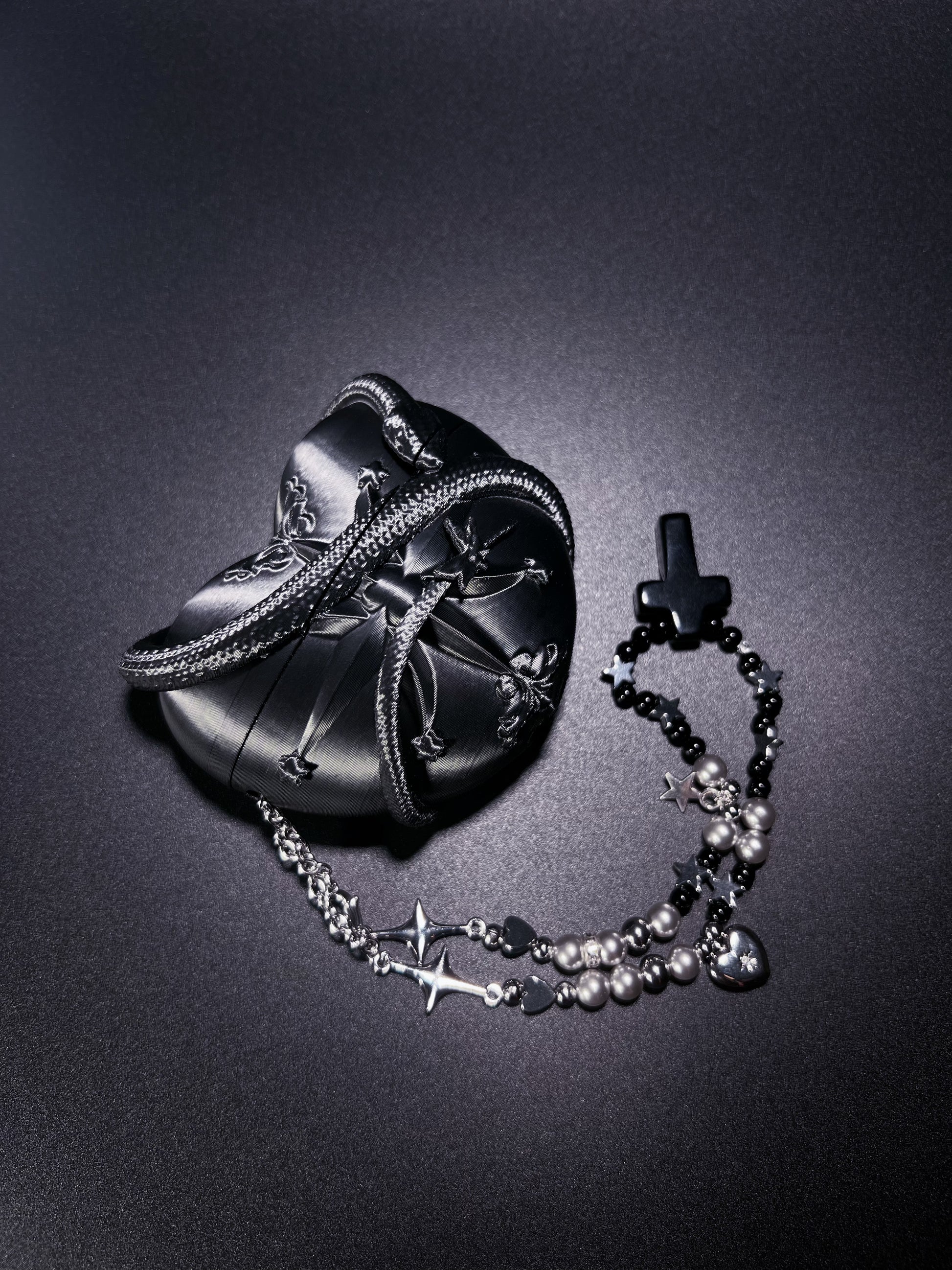 Black Silver Serpent Heart AirPods 4 Protective Case