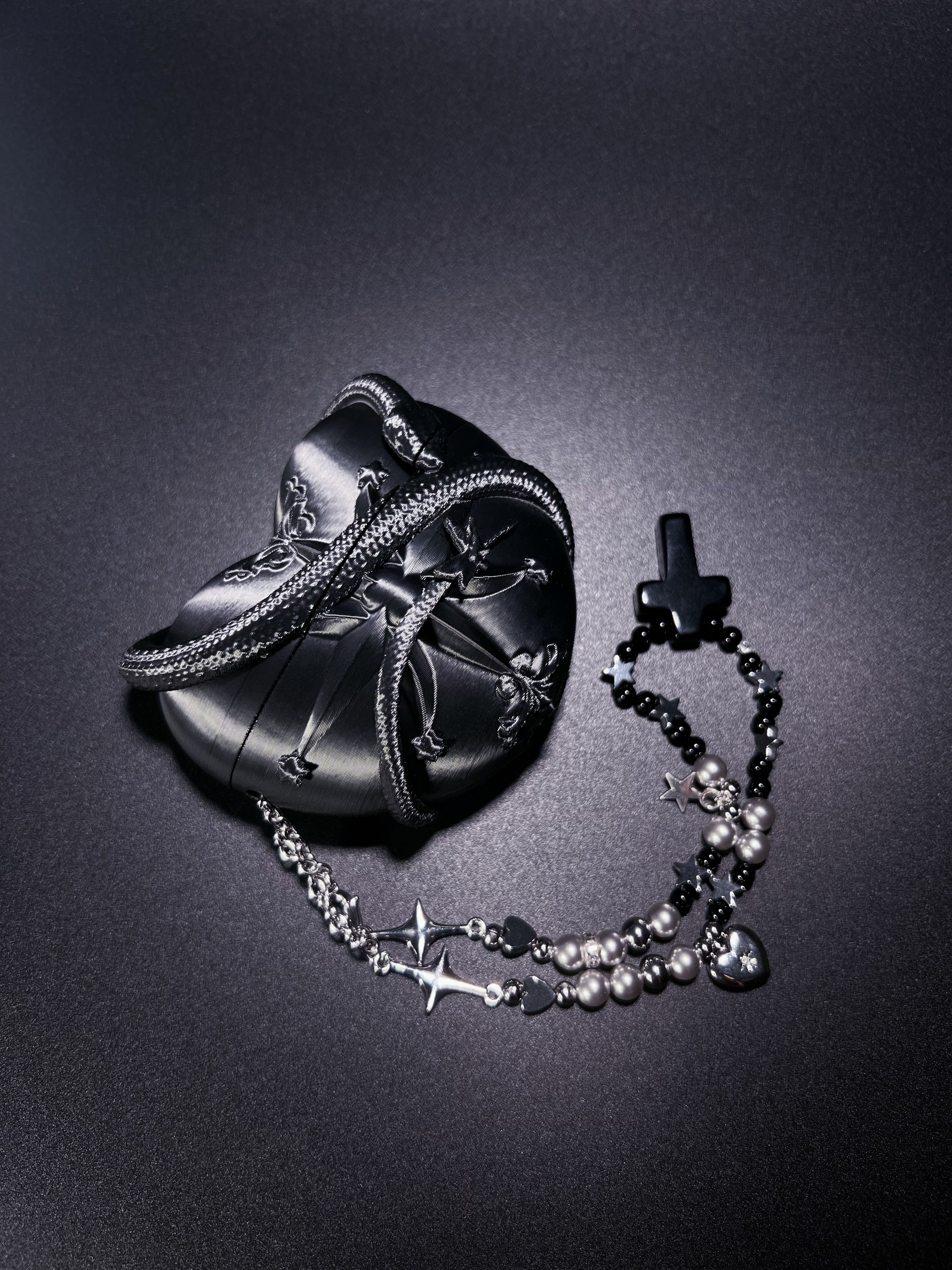 Black Silver Serpent Heart AirPods 4 Protective Case