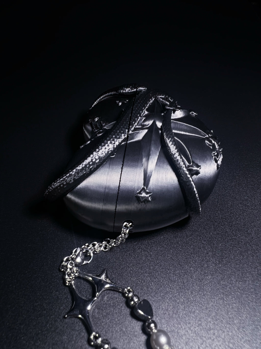 Black Silver Serpent Heart AirPods 4 Protective Case