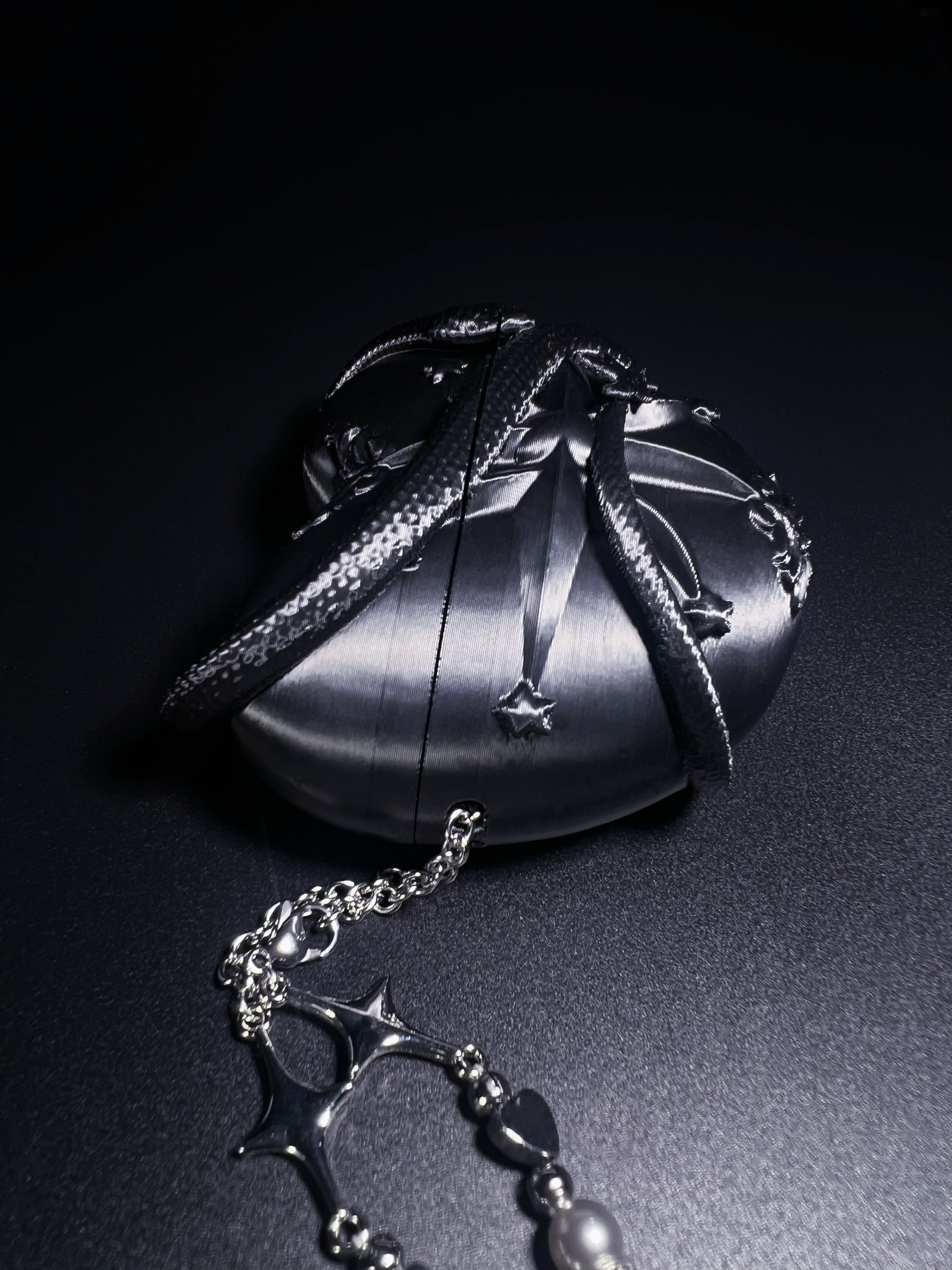 Black Silver Serpent Heart AirPods 4 Protective Case