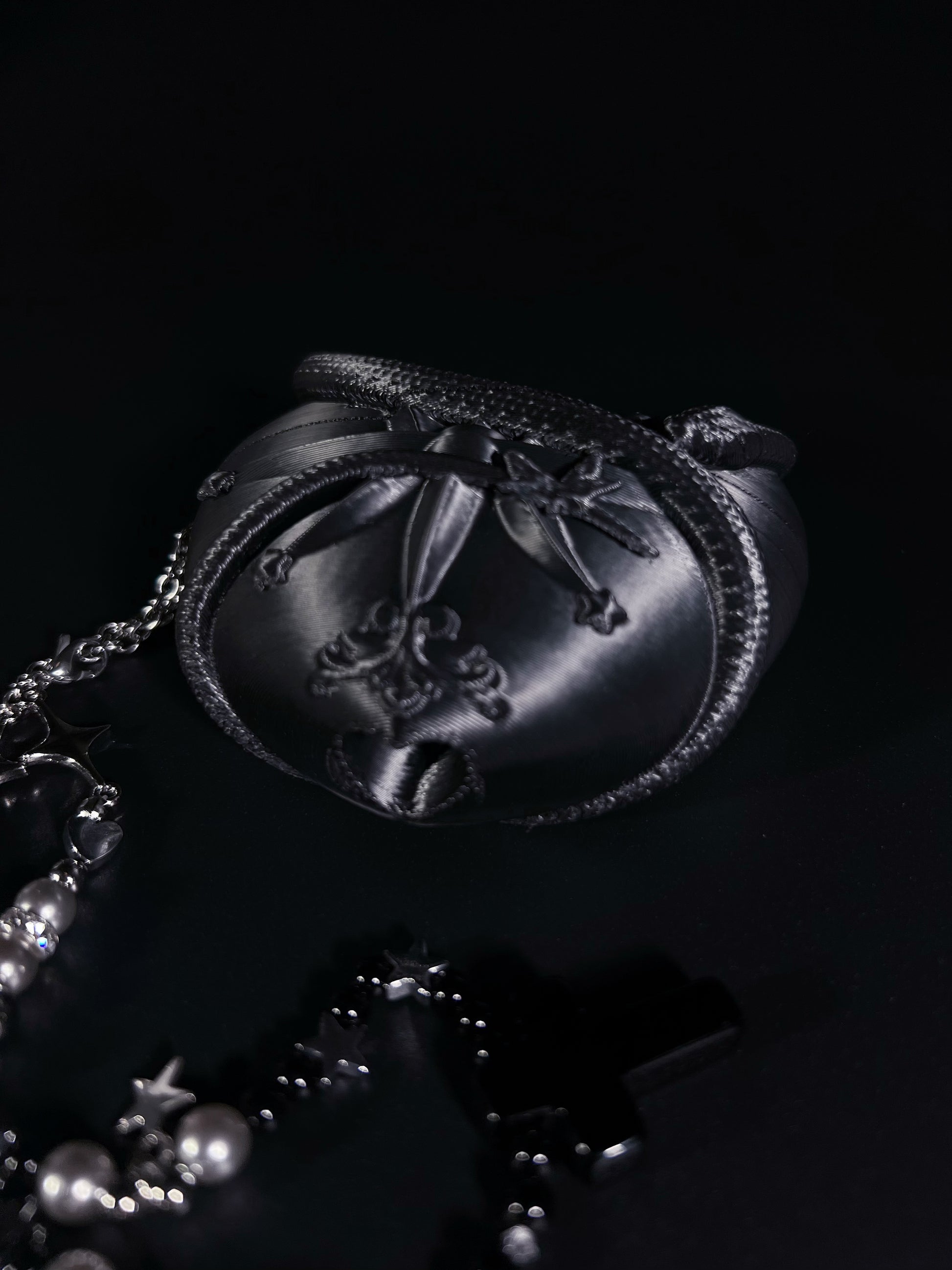 Black Silver Serpent Heart AirPods 4 Protective Case