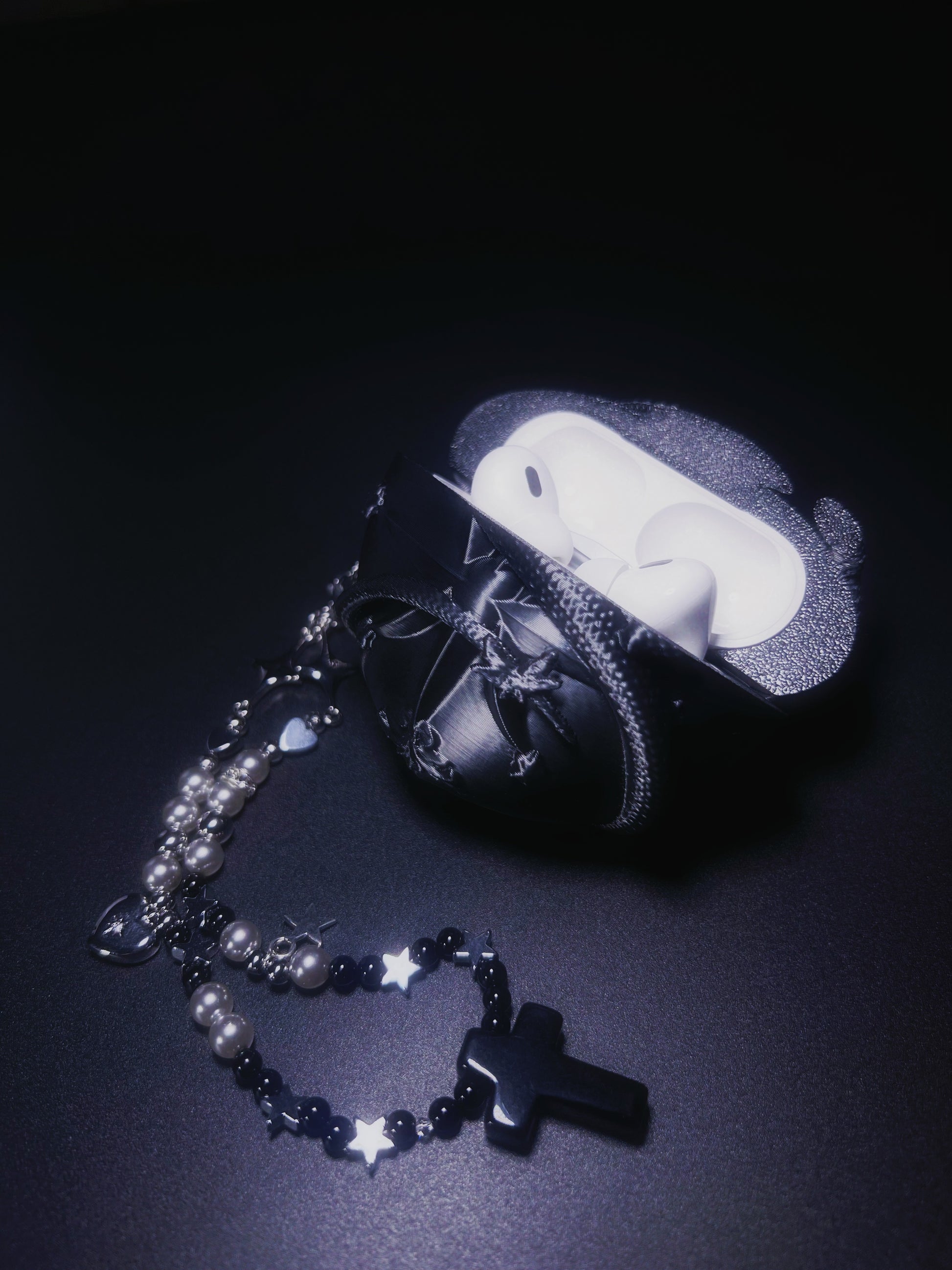 Black Silver Serpent Heart AirPods 4 Protective Case