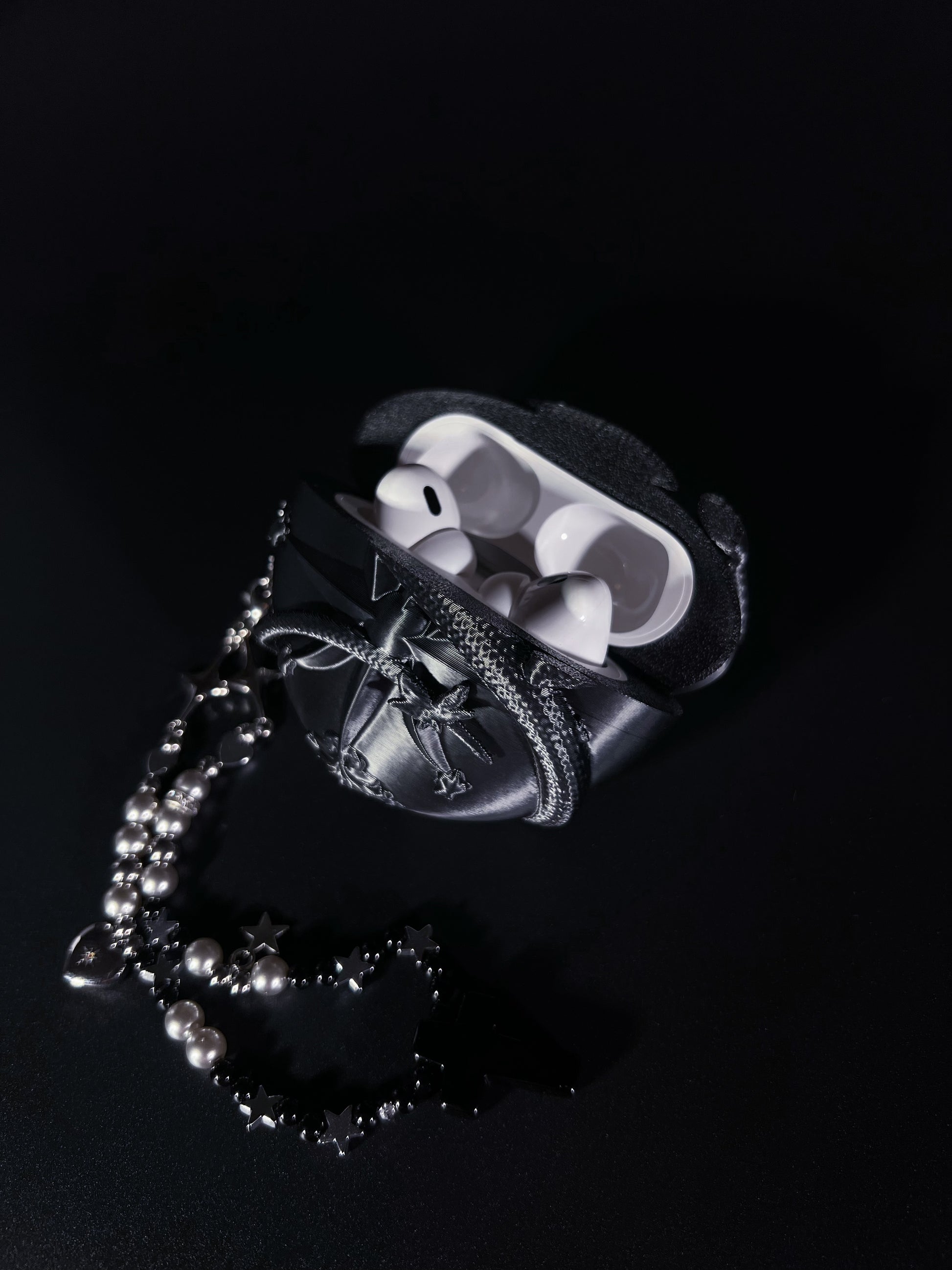 Black Silver Serpent Heart AirPods 4 Protective Case