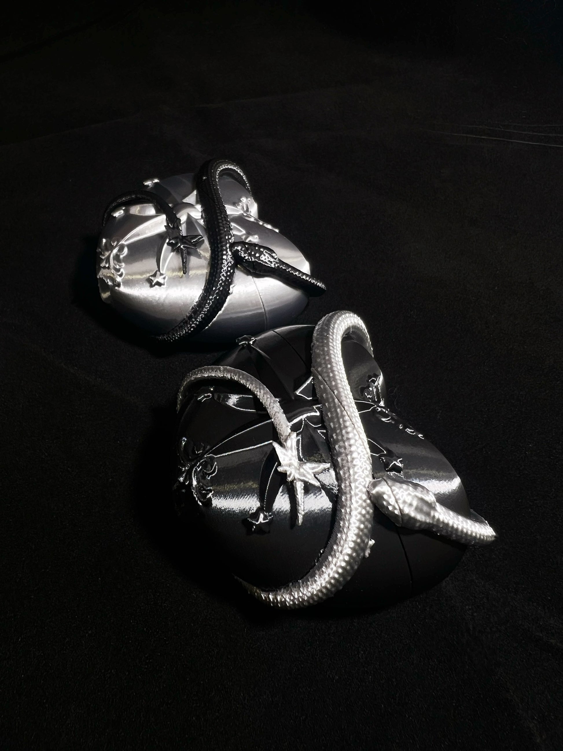 Black Silver Serpent Heart  Sculptural AirPods & AirPods Pro Protective Case
