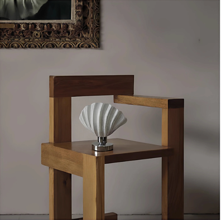 ingo | White Scallop Shell Relief Lamp – Elegant 50s-Inspired Bedside Decor, Plug-in Table Light in Luxury Gift Box