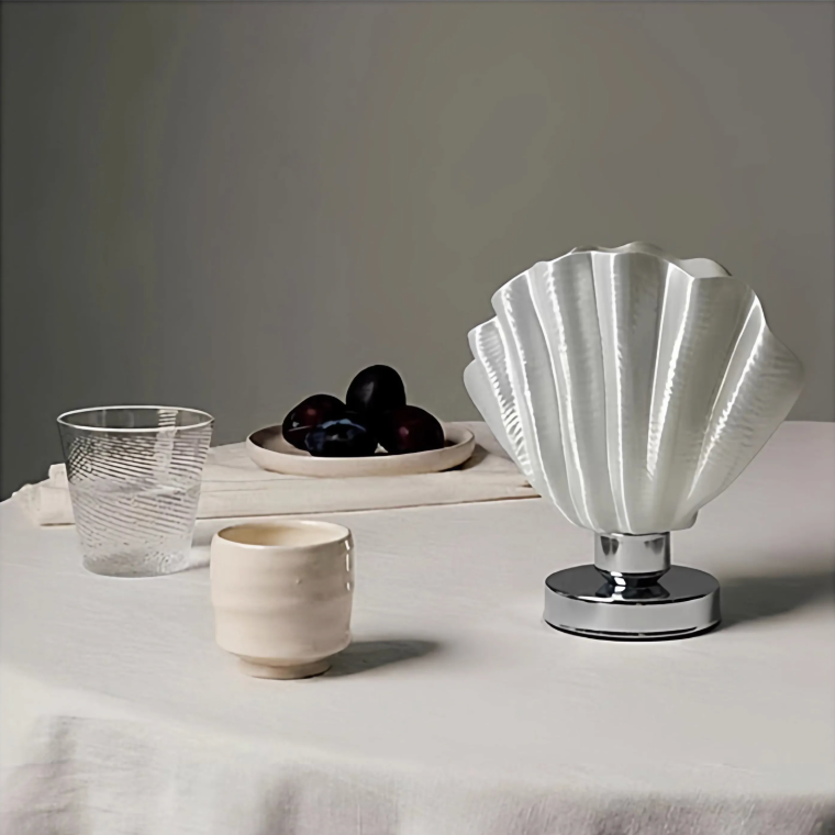 ingo | White Scallop Shell Relief Lamp – Elegant 50s-Inspired Bedside Decor, Plug-in Table Light in Luxury Gift Box