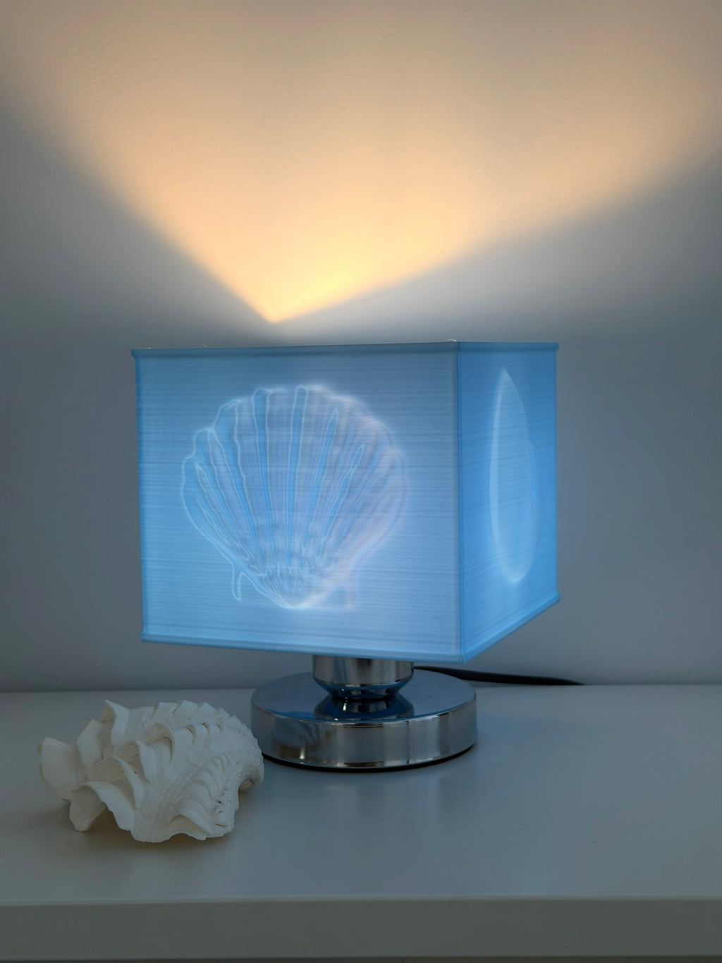 ingo | "Oceanic Echo" Shell Bas-Relief Table Lamp – 3D Sculpted Ambient Lighting with Metal Base & Gift Box
