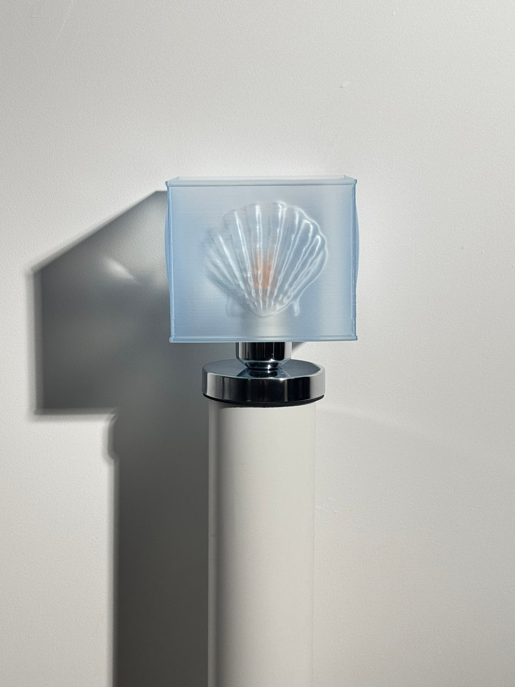 ingo | "Oceanic Echo" Shell Bas-Relief Table Lamp – 3D Sculpted Ambient Lighting with Metal Base & Gift Box