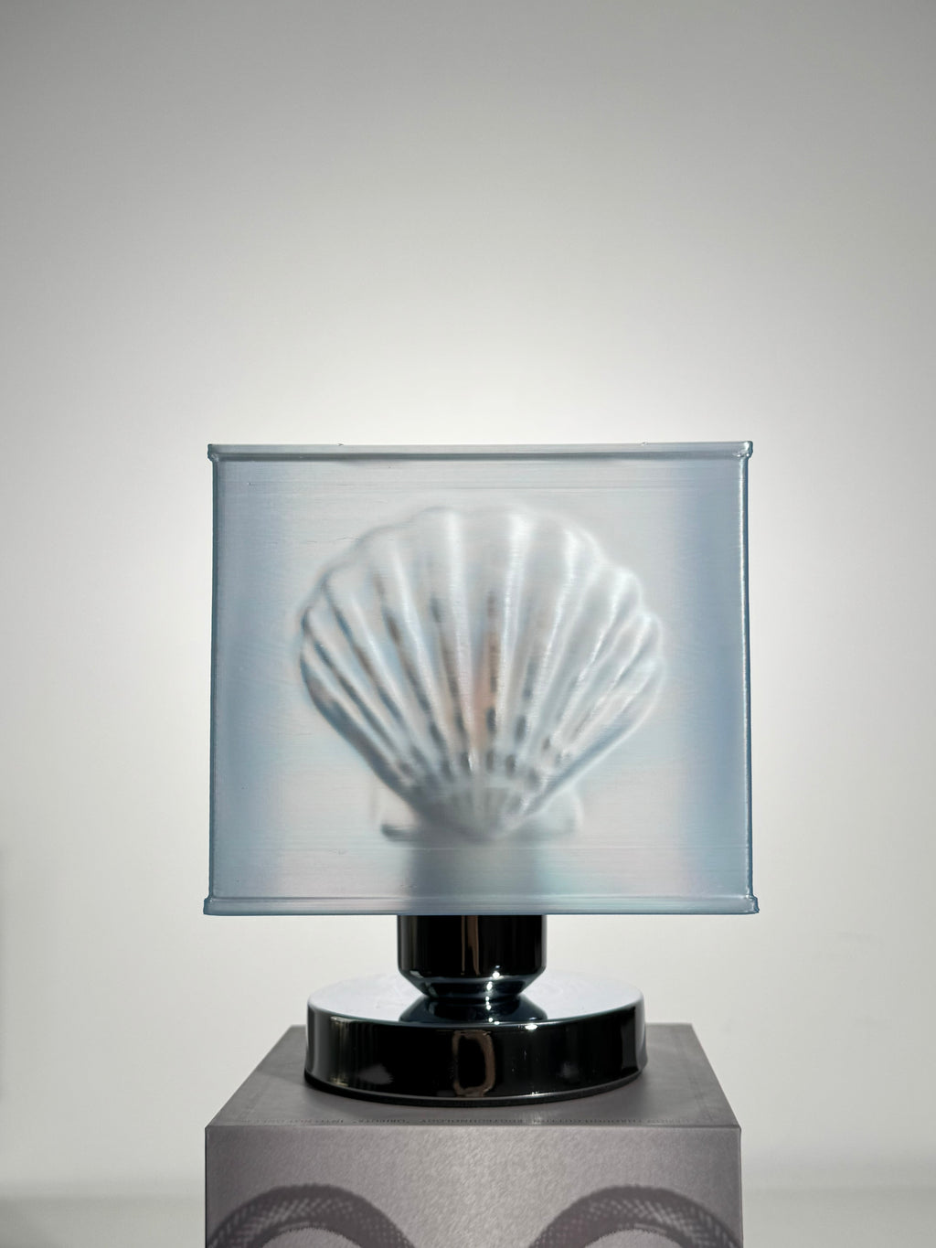 ingo | "Oceanic Echo" Shell Bas-Relief Table Lamp – 3D Sculpted Ambient Lighting with Metal Base & Gift Box