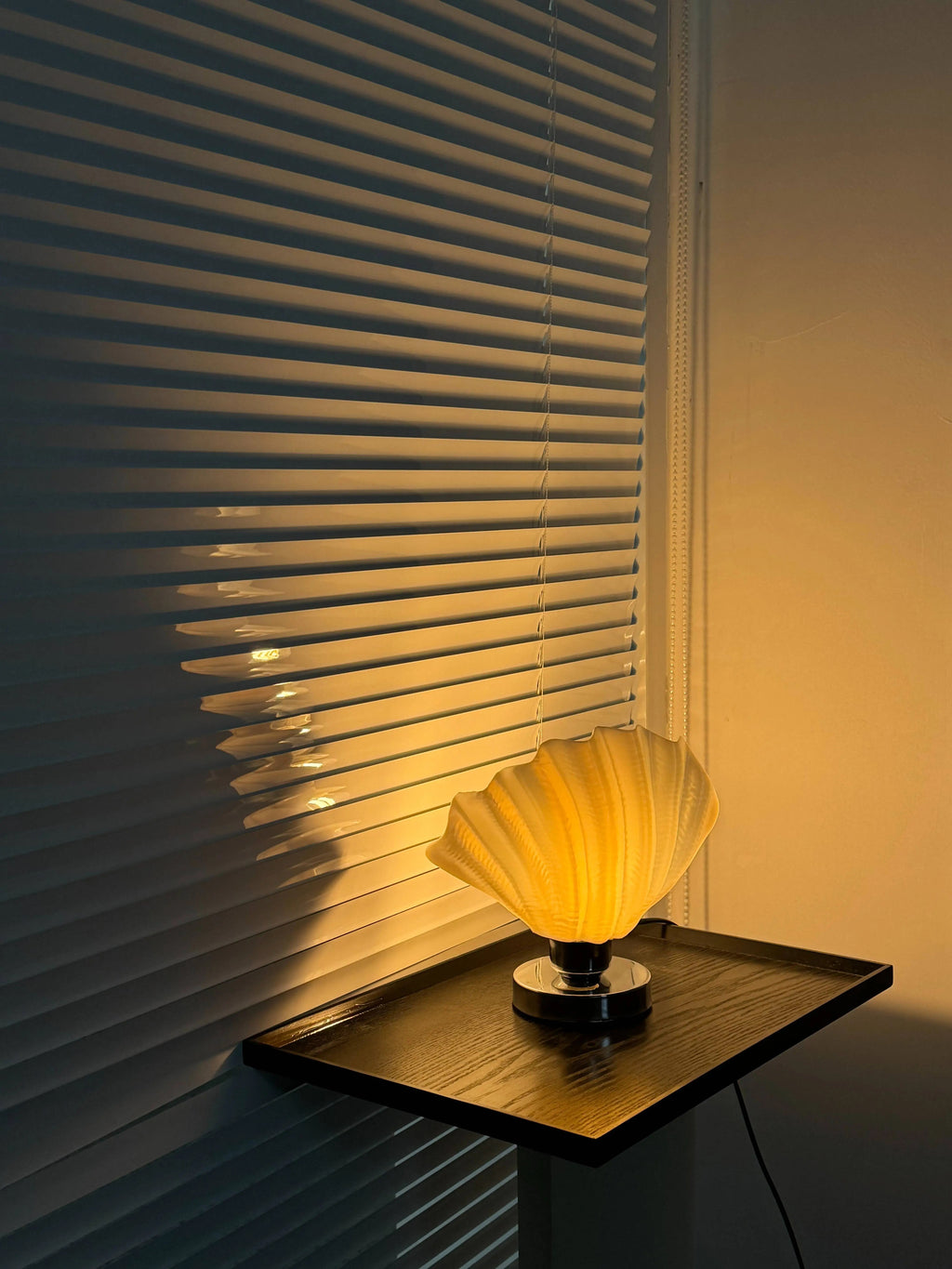 ingo | White Scallop Shell Relief Lamp – Elegant 50s-Inspired Bedside Decor, Plug-in Table Light in Luxury Gift Box