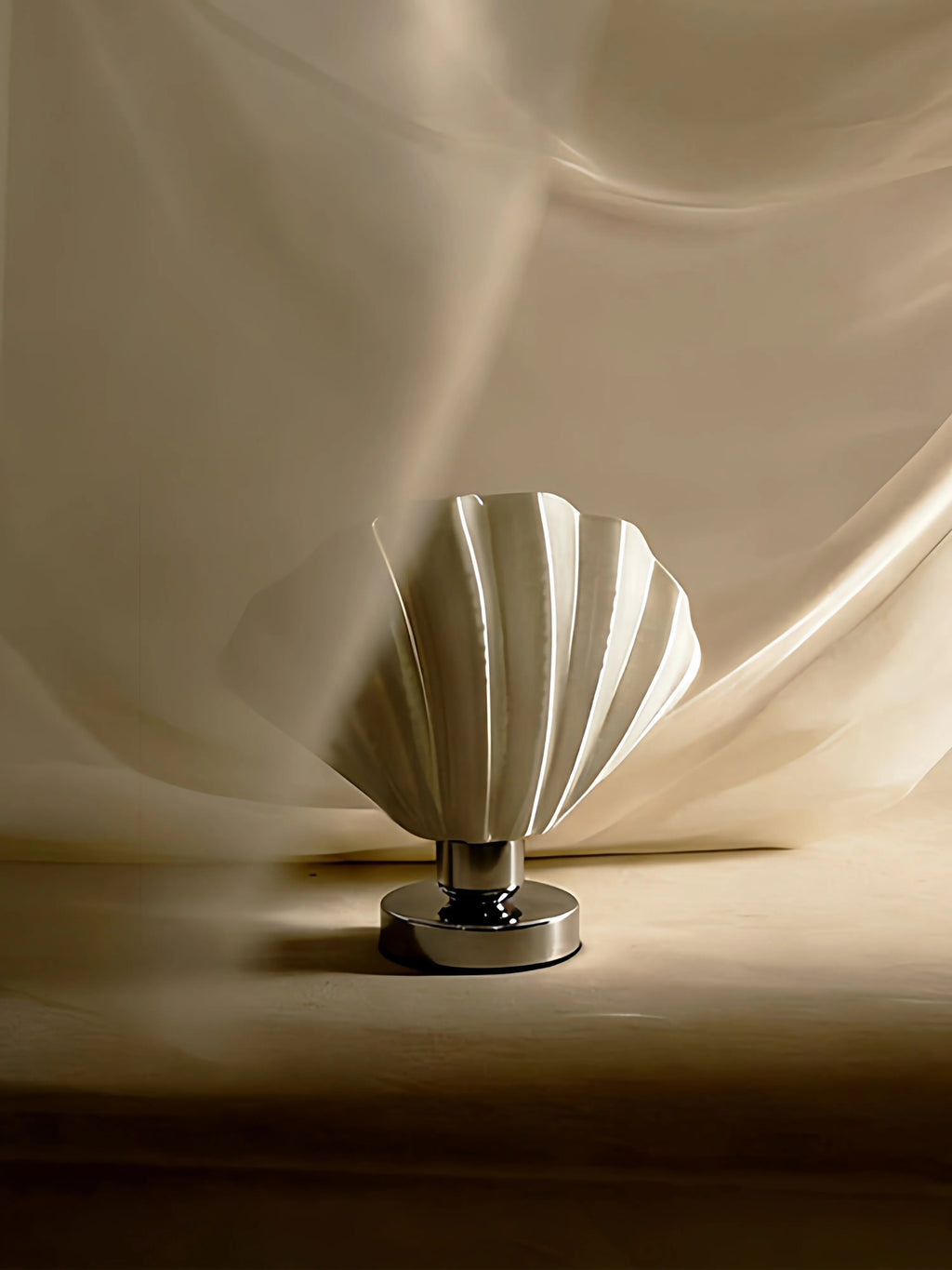 ingo | White Scallop Shell Relief Lamp – Elegant 50s-Inspired Bedside Decor, Plug-in Table Light in Luxury Gift Box