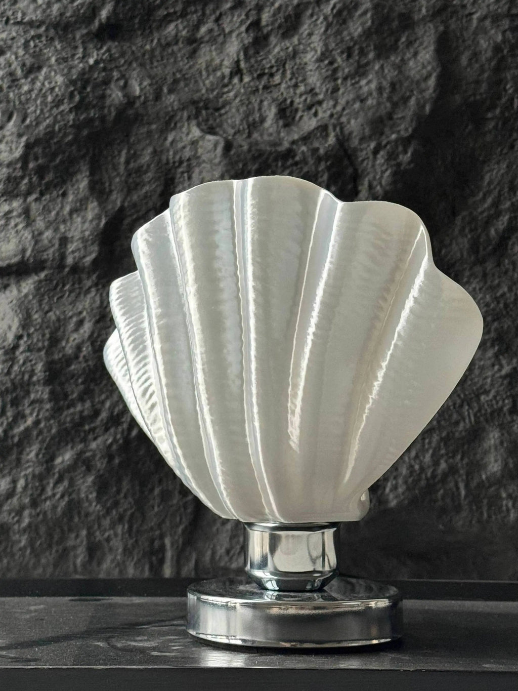 ingo | White Scallop Shell Relief Lamp – Elegant 50s-Inspired Bedside Decor, Plug-in Table Light in Luxury Gift Box