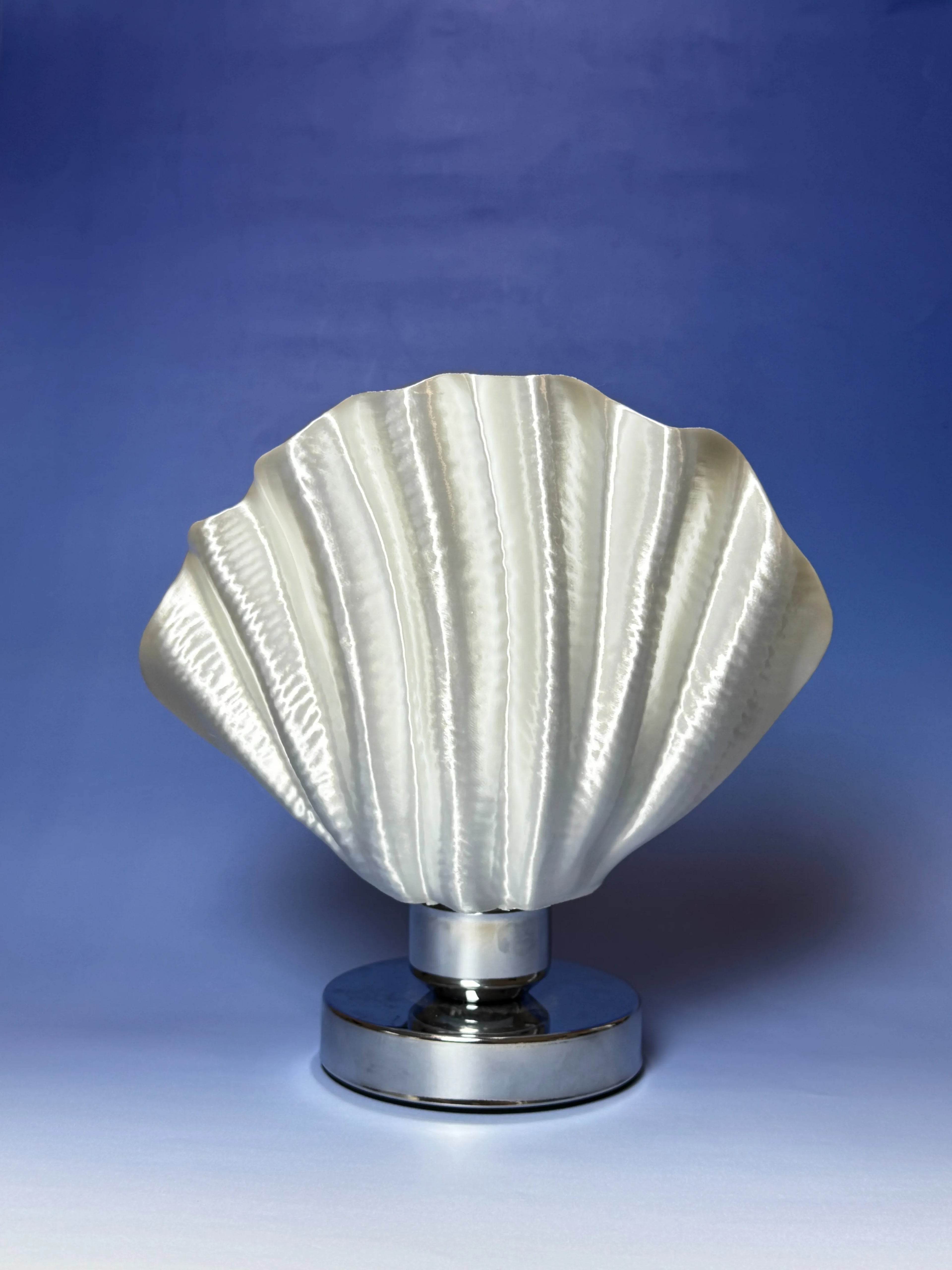 ingo | White Scallop Shell Relief Lamp – Elegant 50s-Inspired Bedside Decor, Plug-in Table Light in Luxury Gift Box